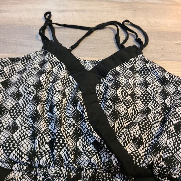 Xhilaration size small petite pocketed romper black and white print all over - Picture 2 of 8